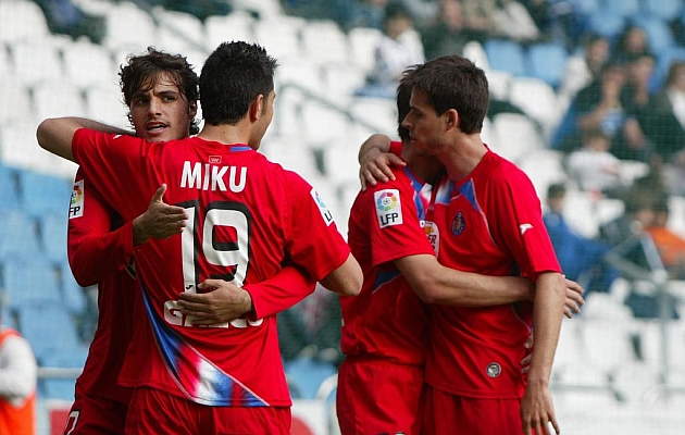 Miku y Pedro Len se abrazan tras un gol del Getafe en Riazor en la campaa 09/10. FOTO: L. VAZQUEZ