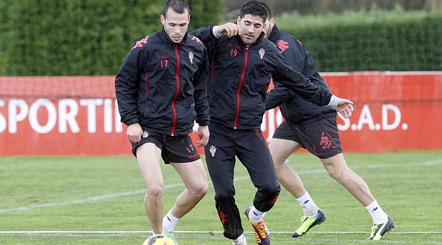 Santi Jara y Carmona, en un entrenamiento del Sporting / Tuero - Arias (Marca)