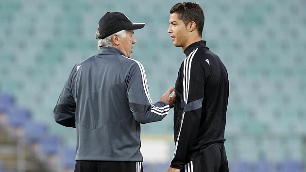 Ancelotti habla con Cristiano en un entrenamiento del Real Madrid. / JOS A. GARCA (MARCA)