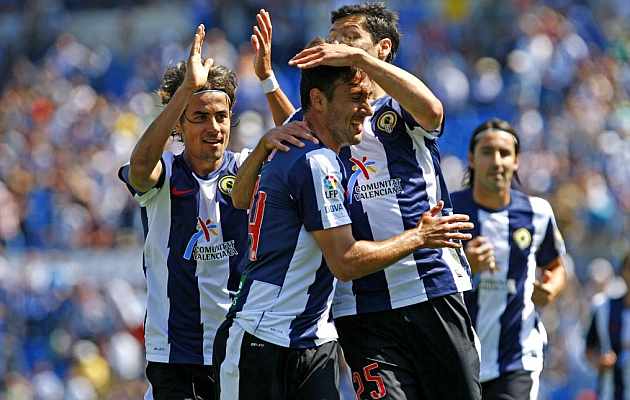 Eldin celebra un gol junto a David Corts con el Hrcules. / Manuel Lorenzo