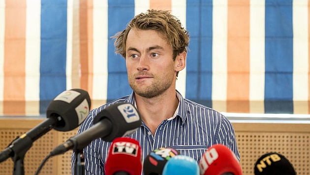 Petter Northug habla ante los medios. / AFP