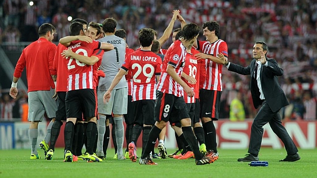 Ernesto Valverde (50) junto con sus futbolistas. Foto: AFP