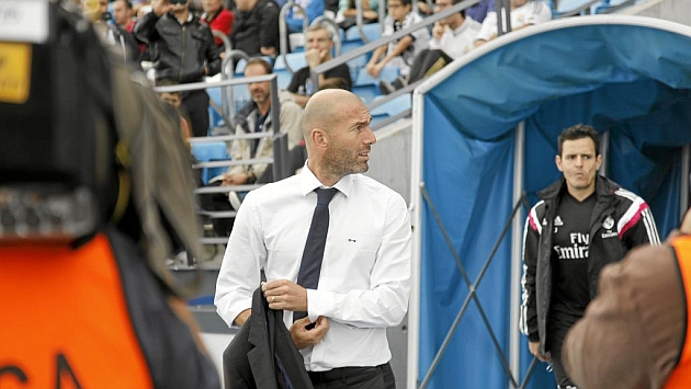 Zidane, antes del comienzo del partido del Castilla. Foto: Gonzlez-Redondo