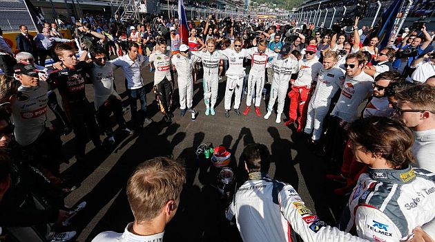 Los pilotos se abrazan antes de la carrera para mostrar su apoyo a Jules Bianchi. / AFP
