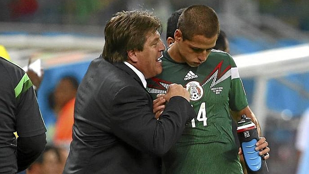 Miguel Herrera (46) conversando con 'Chicharito' Hernndez (26) durante un partido. Foto: Robert Cianflone