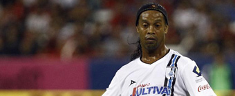 Ronaldinho marca en la derrota de su equipo