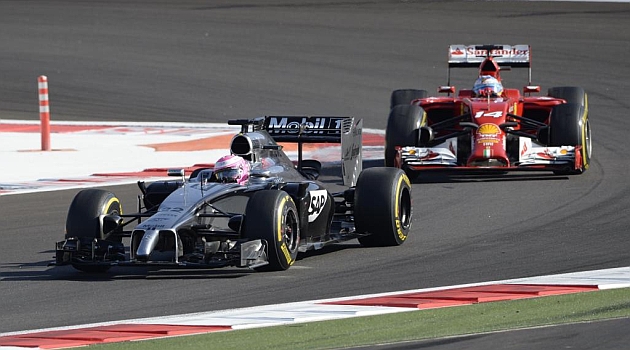 Jenson Button (34), con el McLaren delante de Alonso (33). / AFP