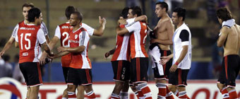 Lans e Independiente ganan y acechan a River Plate