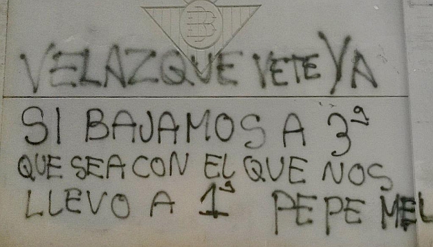 Pintadas en los muros de la Ciudad Deportiva Luis del Sol, este lunes.