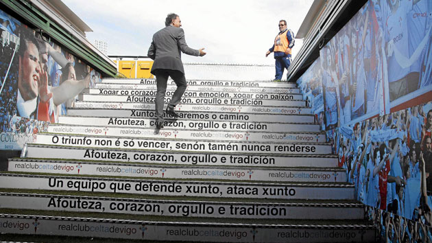 Escalera de acceso al csped de Balados. / FOTO: JORGE LANDN
