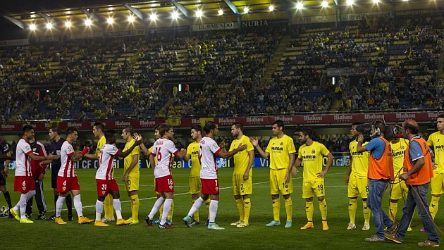 Los jugadores del Almera saludan a los integrantes del Villarreal antes del comienzo del partido. Foto: Carme Ripolles