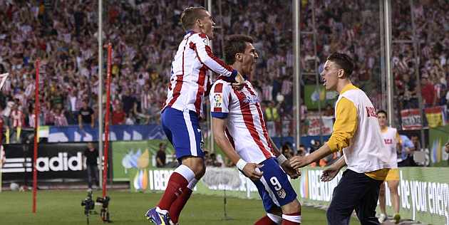 Griezmann celebra con Mandzukic el gol del croata en la vuelta de la Supercopa / Juan Aguado