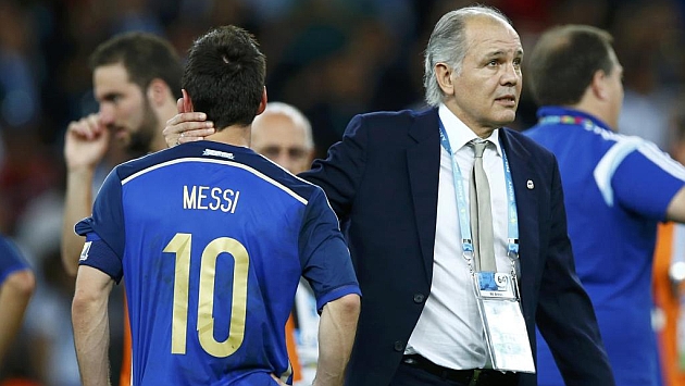 Alejandro Sabella (59) consolando a Messi (27) tras perder contra Alemania en el pasado Mundial. Foto: Eddie Keogh