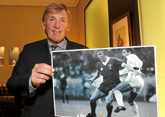 Kenny Dalglish posa para MARCA con una imagen de la final de la Copa de Europa de 1981 entre Liverpool y Real Madrid. / JOS ANTONIO SANZ (MARCA)