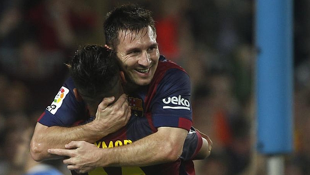Messi y Neymar se abrazan tras un gol al Ajax. / FRANCESC ADELANTADO (MARCA)