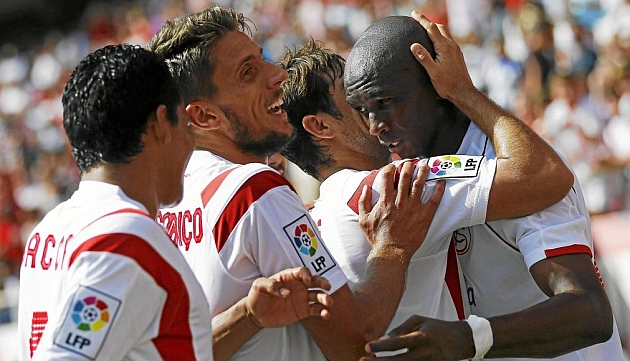 Bacca, Carrio y Coke felicitan a Mbia, autor de dos goles al Deportivo. REUTERS