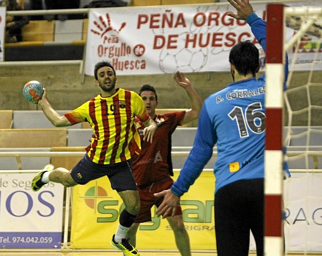 Vctor Sez lanza ante Rodrigo Corrales en el Huesca-Bara B de la Copa del Rey 13/14. Foto: lvaro Calvo