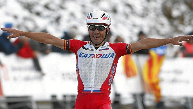 Purito levanta los brazos tras vencer en una etapa de la Volta a Catalunya. / RAFA GOMEZ (MARCA)