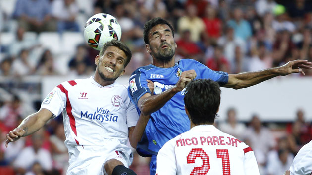 Juan Rodrguez pelea con Carrio por un baln durante el Sevilla-Getafe. / FOTO: RAMN NAVARRO