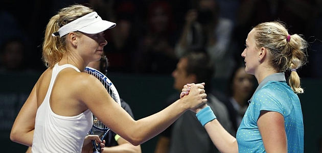 Mara Sharapova saluda a Petra Kvitova al finalizar el partido / AFP