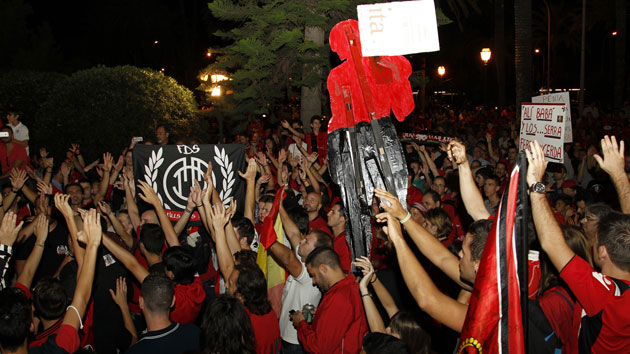 Aficionados del Mallorca manifestndose por las calles de Palma. / FOTO: TOORU SHIMADA
