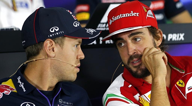 Sebastian Vettel (27) habla con Alonso (33) en un reciente gran premio / REUTERS