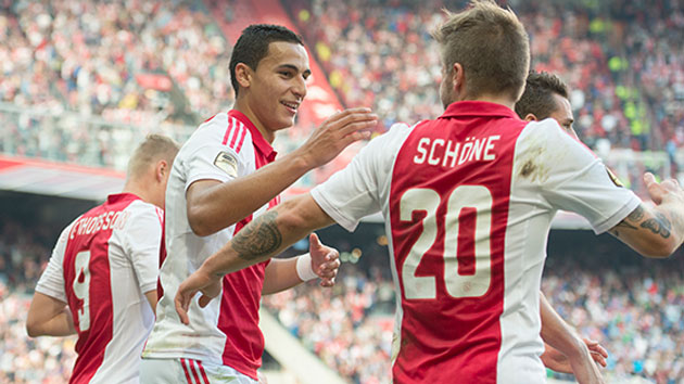 El Ajax presiona al lder