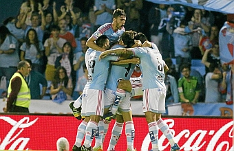 Los jugadores del Celta abrazan a Larrivey para celebrar un gol. Foto: Jorge Landn