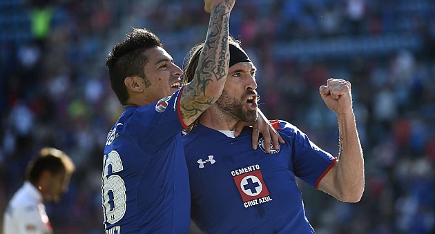 Cruz Azul vence a Morelia con un doblete de Pavone