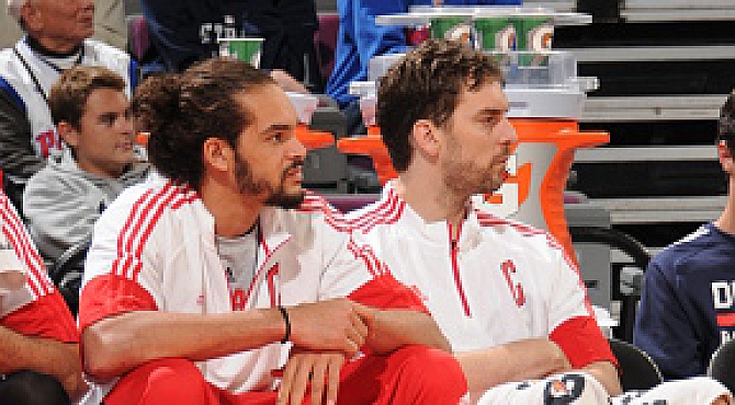 Pau y Noah en el banquillo de un partido de los Bulls. Foto: Getty Images.
