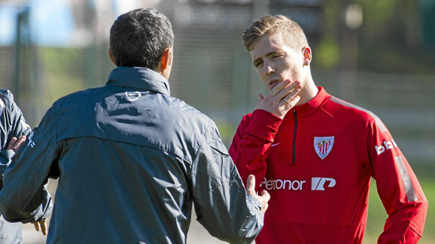 Muniain hablando con Valverde durante un entrenamiento. / FOTO: JUAN ECHEVERRA