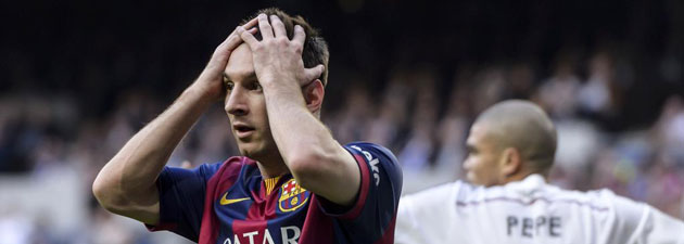 Messi se echa las manos a la cabeza. Foto: Diego G. Souto / MARCA