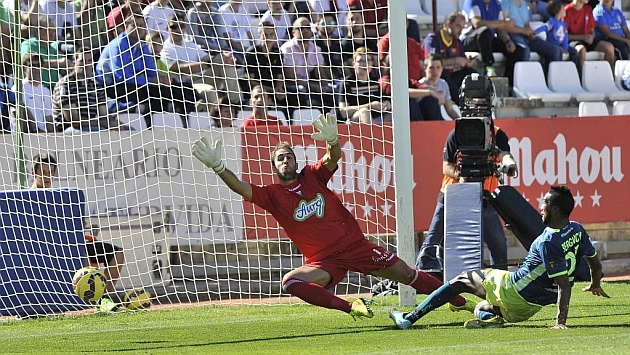 Bergdich (25) marca el primer gol ante la oposicin de Diego Rivas (27). Foto: Manu