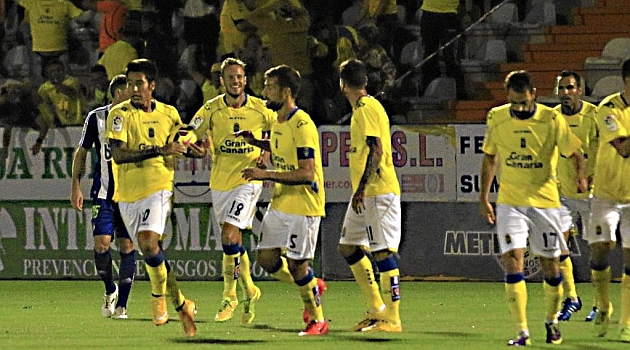 Los jugadores de Las Palmas celebran un gol en El Toraln / Ana F. Barredo (Marca)