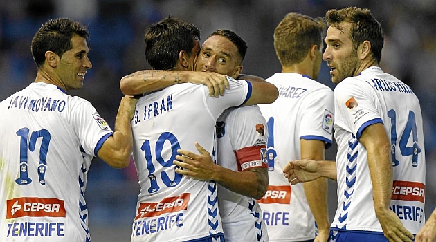 Los jugadores del Tenerife celebran el gol de Suso al Bara B / Santiago Ferrero (Marca)