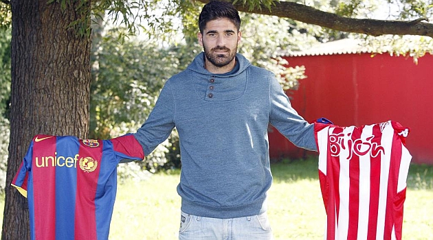 Carmona posa con las camisetas de Sporting y Barcelona para Marca / Tuero - Arias