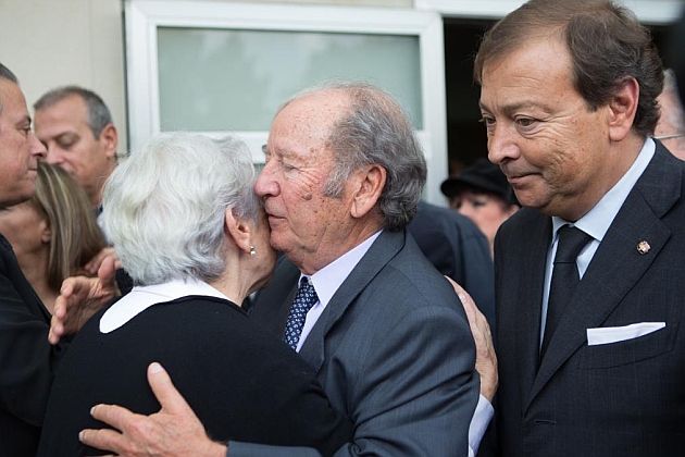 Jos Luis Nez, ex presidente del Bara, abraza a la viuda de Biosca en presencia de su hijo. FOTO: GERMAN PARGA