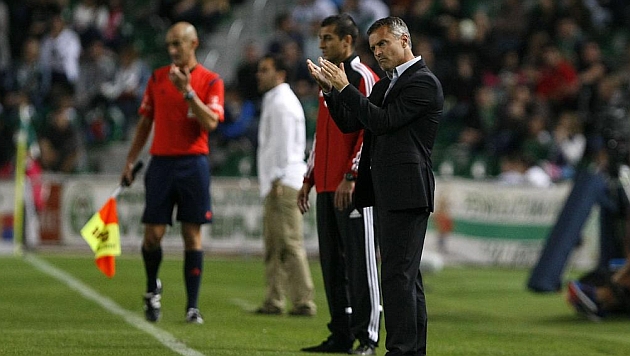 Escrib aplaude a sus jugadores en un momento del partido contra el Espanyol. / MANUEL LORENZO (MARCA)