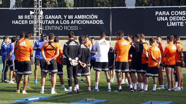 Los jugadores del Valencia, durante el entrenamiento. / FOTO: JOS ANTONIO SANZ
