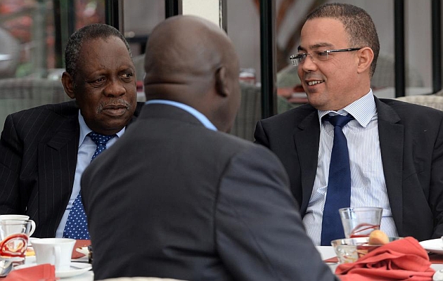 Issa Hayatou, presidente de la Confederacin Africana de Ftbol, habla este lunes durante un desayuno con Fouzi Lekjaa, presidente de la Federacin Marroqu de Ftbol. FOTO: AFP