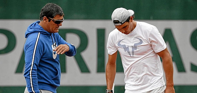 Toni Nadal y Rafa Nadal durante un entrenamiento en Roland Garros / RTRPIX