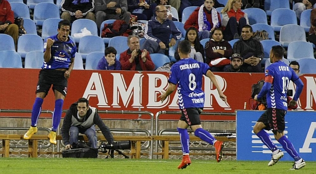Diego Ifrn celebra uno de sus dos goles en Zaragoza / Toni Galn (Marca)