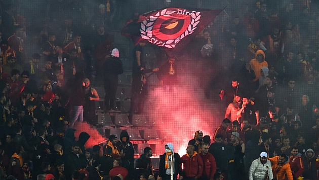 Aficionados del Galatasaray durante el partido de Liga de Campeones ante el Dortmund. Foto: AFP