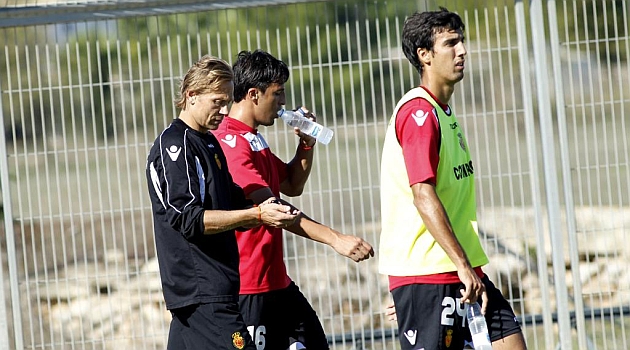 Gulan, a la derecha, tras un entrenamiento del Mallorca / Toosu Shimada (Marca)