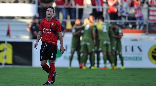 Igor Martnez se lamenta mientras los jugadores del Sporting celebran un gol en Anduva / Lino Gonzlez (Marca)