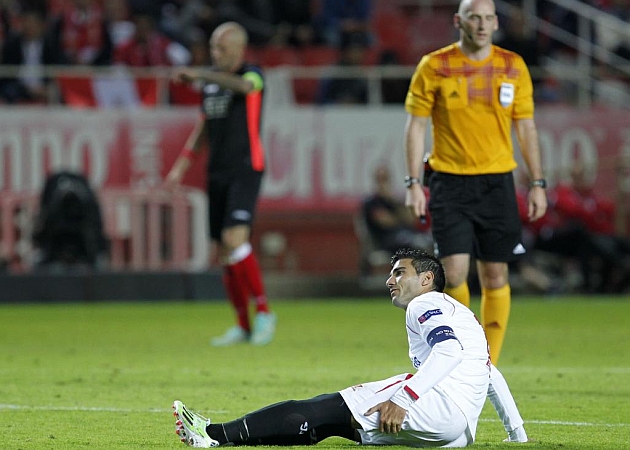 Reyes tendido sobre el csped en el partido frente al Standard. FOTO: RAMON NAVARRO
