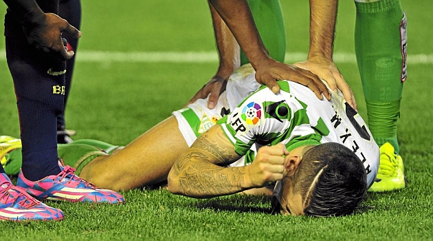 lex Martnez se duele tras lesionarse ante el Barcelona B. KIKO HURTADO