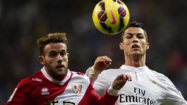 Quini (25) defensa del Rayo Vallecano disputa un baln a Cristiano Ronaldo. Foto: AFP