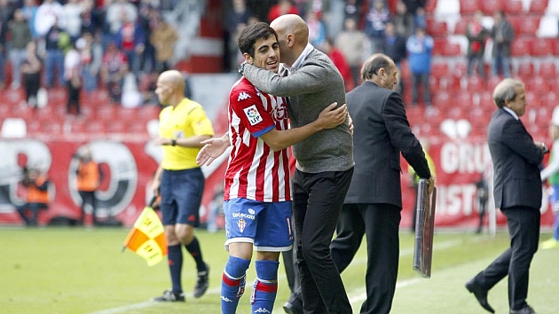 Abelardo felicita a Carlos Castro en el partido contra el Zaragoza. Foto: Tuero-Arias