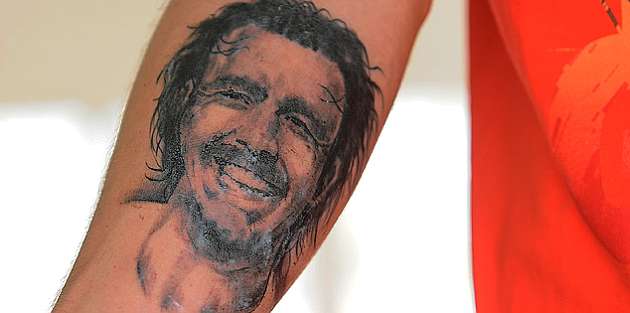 Pereiro se tatua el rostro de Recoba en el antebrazo derecho